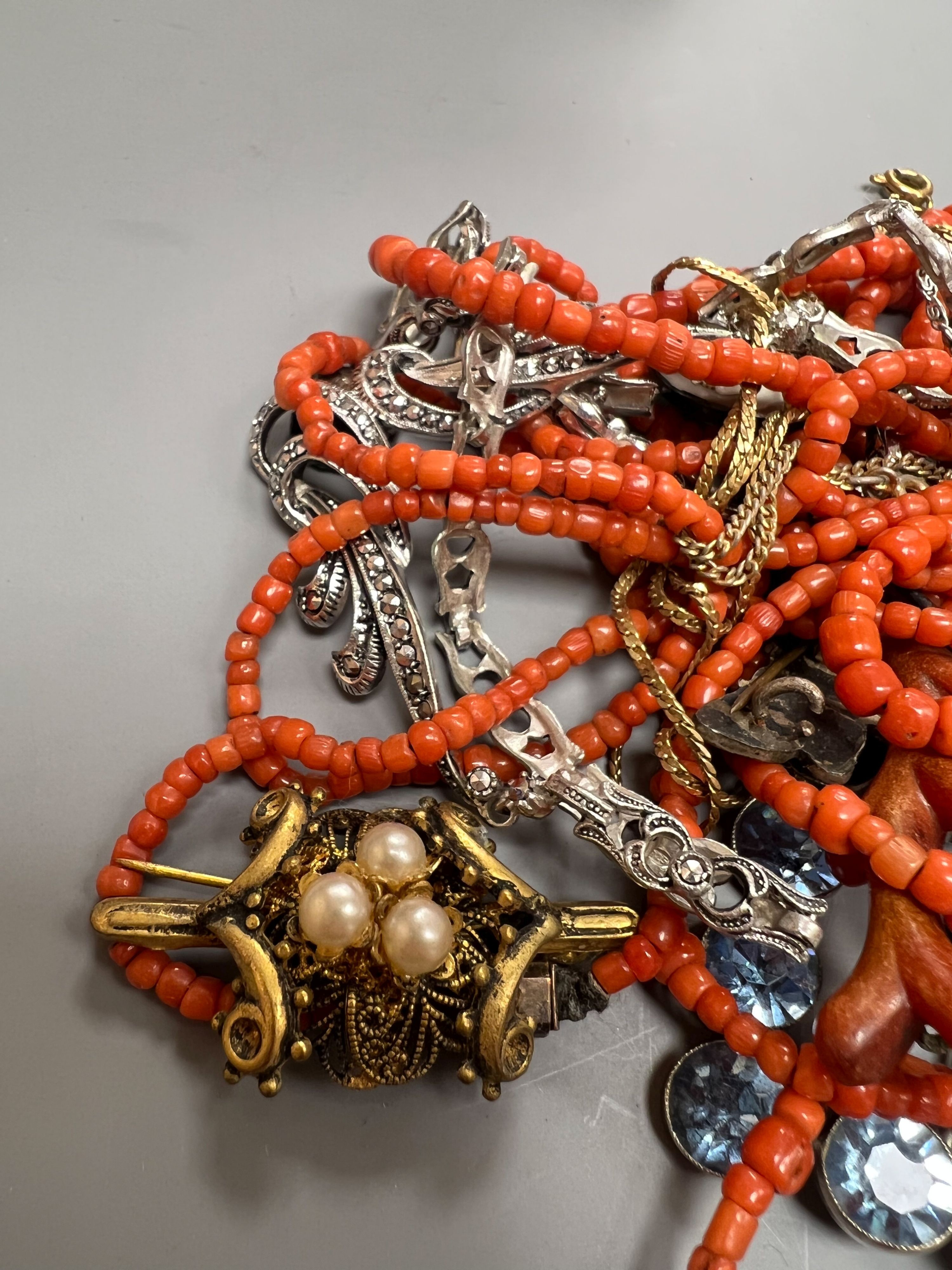 A small group of assorted minor jewellery including a white metal brooch, coral necklace etc. in a small burr walnut box.